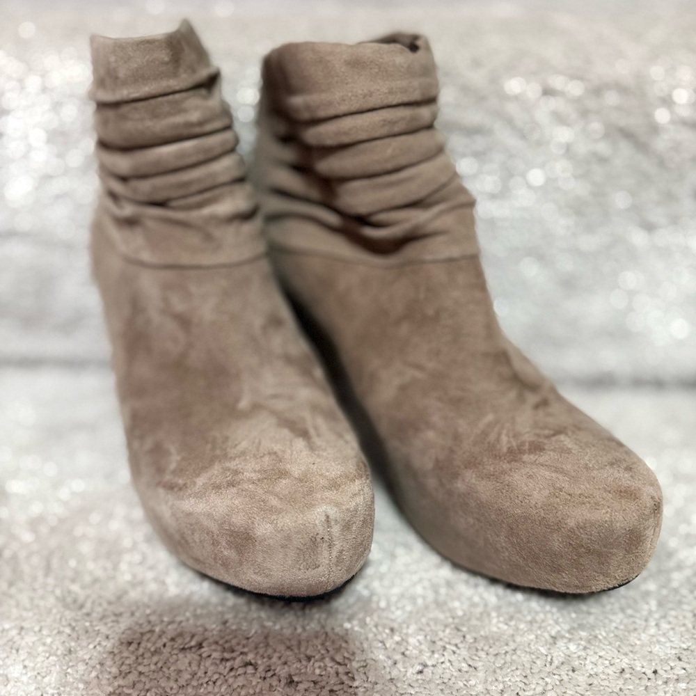 Me Too Lloyd Taupe Genuine Suede Scrunched Platform Heeled Booties Size 7 New - Picture 7 of 8